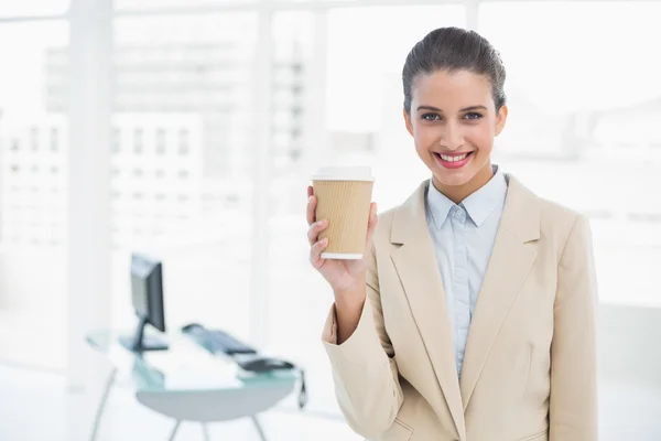 Conteúdo empresária segurando uma xícara de café — Fotografia de Stock