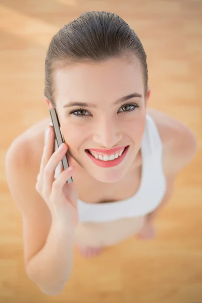 Magnifique modèle ajusté en vêtements de sport faire un appel téléphonique — Photo