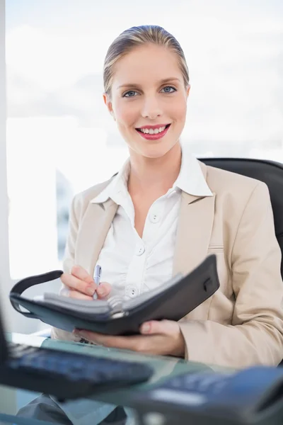 Sonriente rubia mujer de negocios celebración de agenda —  Fotos de Stock