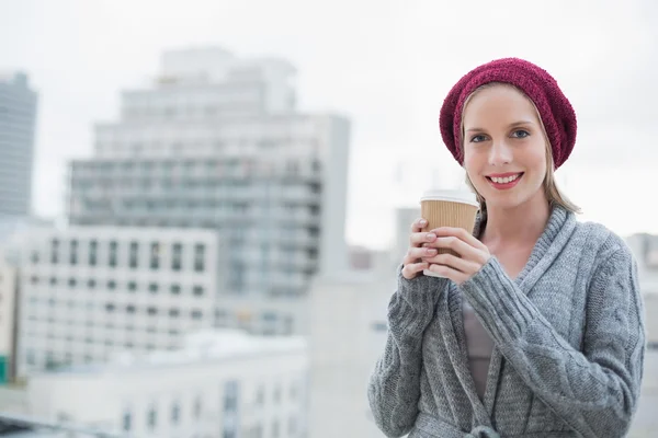 Sonriente rubia casual sosteniendo café al aire libre — Foto de Stock