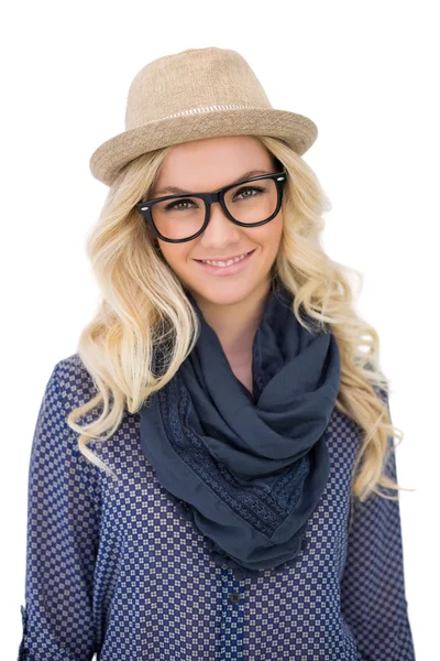 Χαμογελώντας μοντέρνο ξανθιά με αριστοκρατικό γυαλιά που παρουσιάζουν — Φωτογραφία Αρχείου