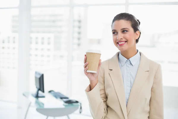 Donna d'affari allegra che tiene una tazza di caffè — Foto Stock