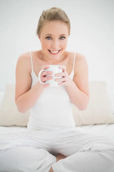 Natural cheerful blonde holding a mug — Stock Photo, Image