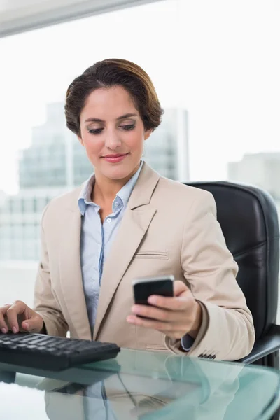 Content businesswoman holding smartphone — Stock Photo, Image