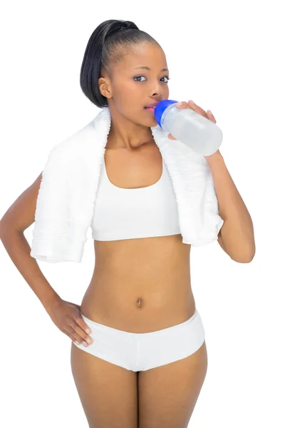 Fit mulher com toalha em torno de seu pescoço água potável — Fotografia de Stock