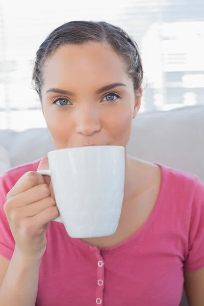 Retrato de mulher feliz bebendo um café — Fotografia de Stock