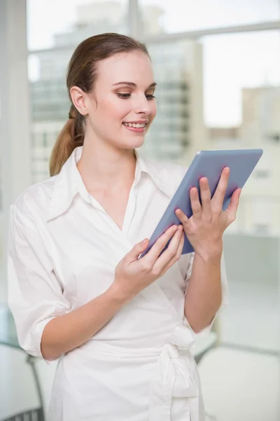 Usměvavá moderátorka drží její tablet pc — Stock fotografie