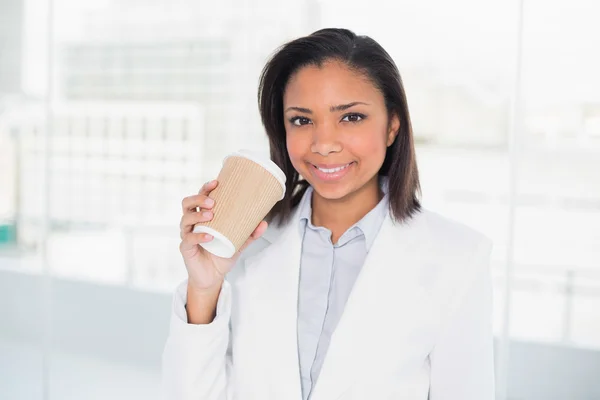 Encantada jovem empresária segurando uma xícara de café — Fotografia de Stock