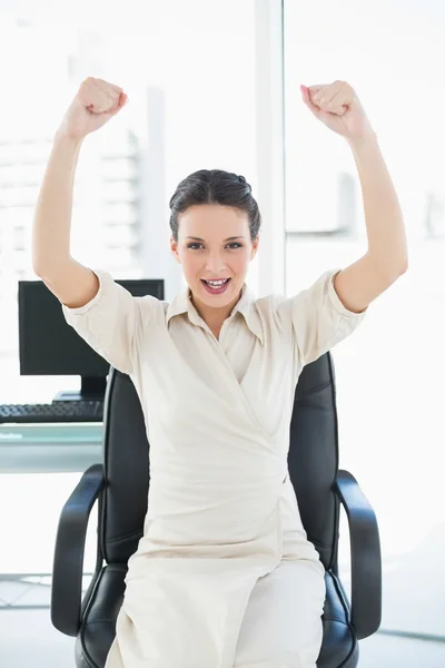 Animando elegante morena empresária levantando os braços — Fotografia de Stock