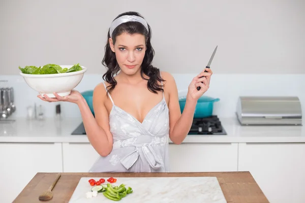 Grave morena bonita segurando salada saudável — Fotografia de Stock