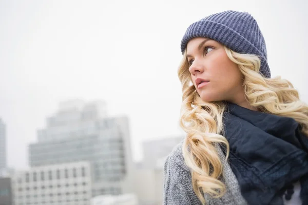 Thoughtful gorgeous blonde posing outdoors — Stock Photo, Image