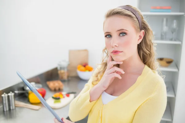 Doordachte schattige blonde bedrijf Tablet PC — Stockfoto