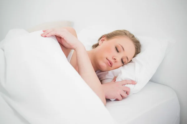 Natural rubia atractiva durmiendo en la cama — Foto de Stock