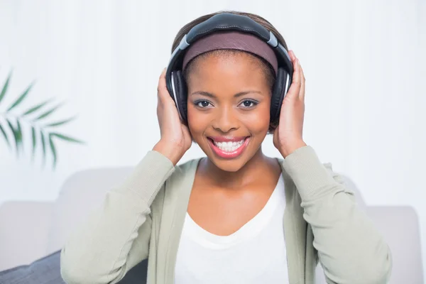 Mujer atractiva relajándose con auriculares —  Fotos de Stock