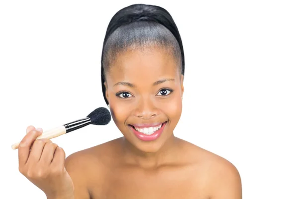 Mujer usando un cepillo de maquillaje —  Fotos de Stock