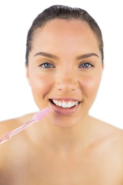 Glad kvinna borsta hennes tänder — Stockfoto