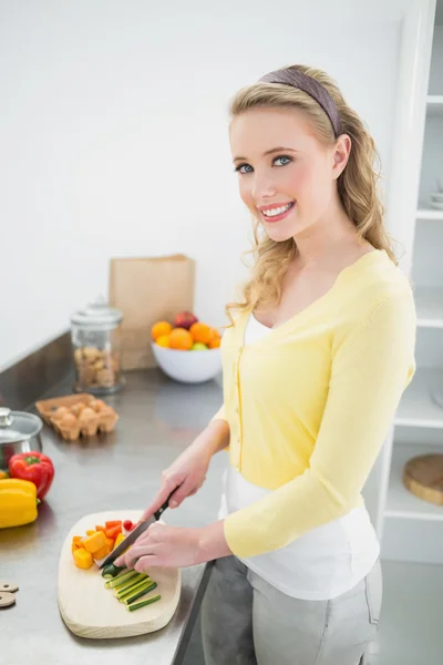 Smiling cute blonde chopping vegetables — Stock Photo, Image