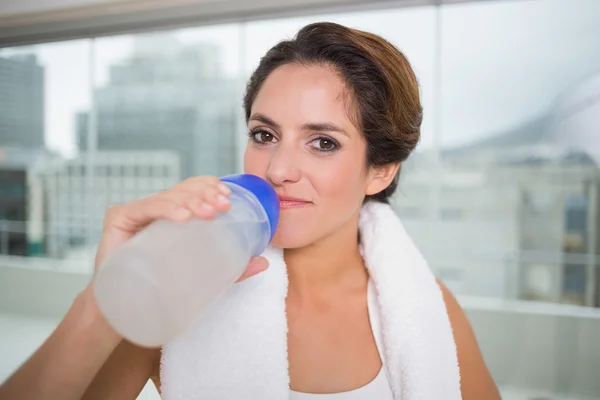 Sporty content brunette holding water bottle — Stock Photo, Image