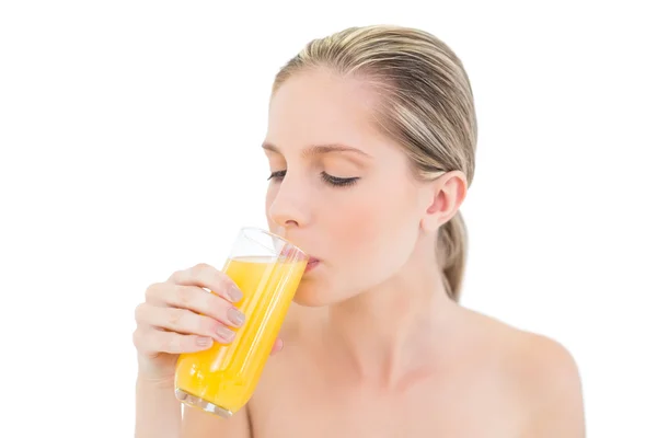 Στοχαστικό φρέσκο ξανθιά γυναίκα που απολαμβάνει χυμό πορτοκαλιού — Φωτογραφία Αρχείου