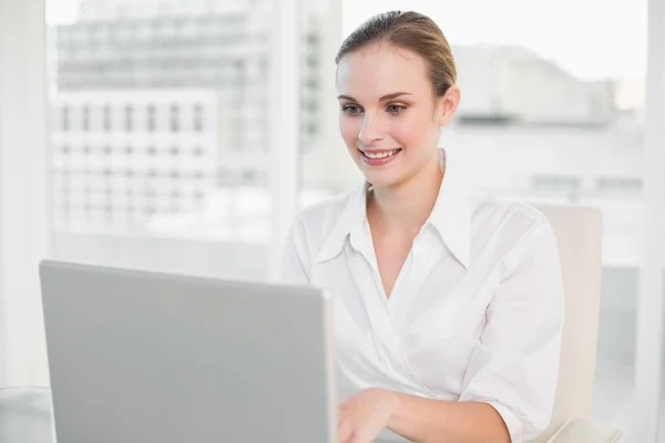 Mujer de negocios feliz usando el ordenador portátil — Foto de Stock