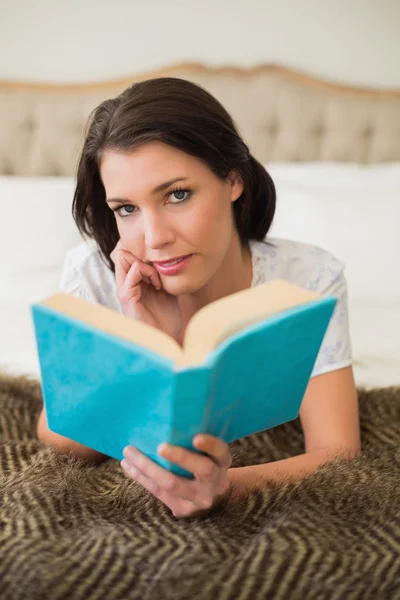 Pensive bonita mulher lendo um livro — Fotografia de Stock