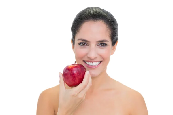 微笑裸黑发女人，拿着红红的苹果 — 图库照片