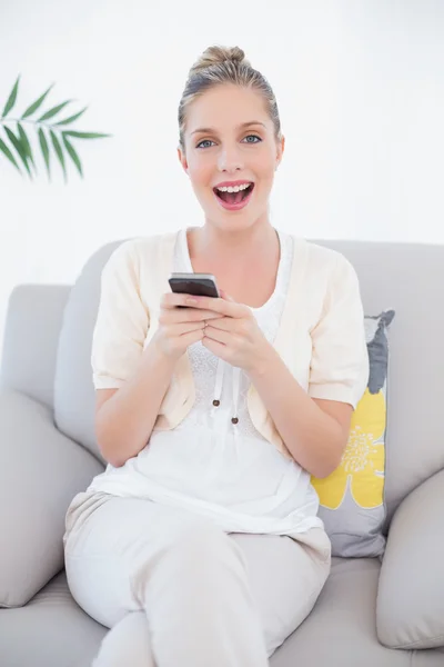 Cheerful fresh model in white clothes texting — Stock Photo, Image