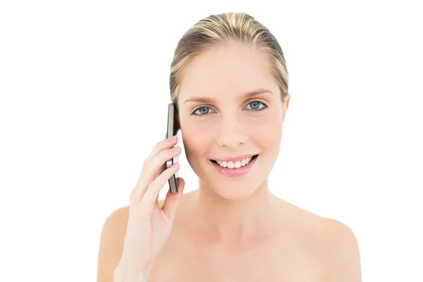 Glad färska blond kvinna ringer med sin mobiltelefon — Stockfoto