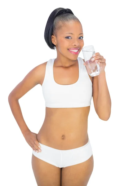 Mulher feliz em sportswear água potável — Fotografia de Stock