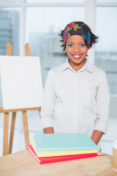 Artiste souriante debout dans son atelier — Photo