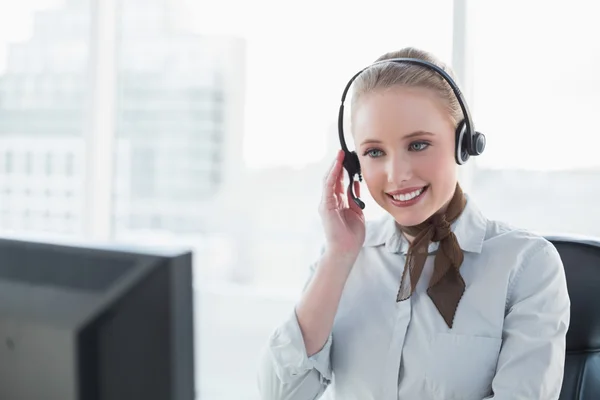 Mulher de negócios atraente loira usando um fone de ouvido — Fotografia de Stock