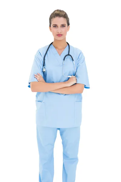 Enfermera seria en uniformes azules posando con los brazos cruzados —  Fotos de Stock