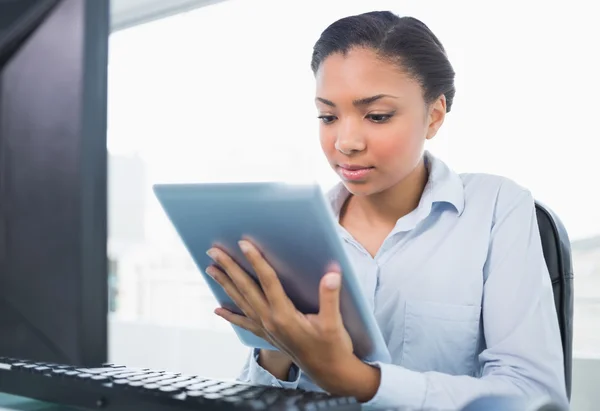 Koncentrovaná mladá podnikatelka pomocí počítače tablet pc — Stock fotografie