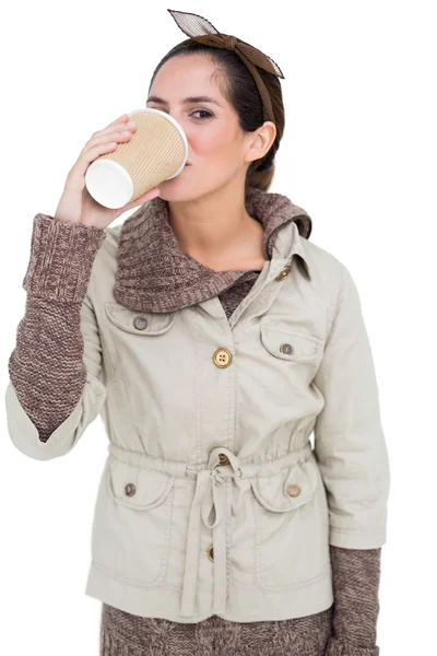 Contenido morena linda en la moda de invierno beber de la taza desechable — Foto de Stock