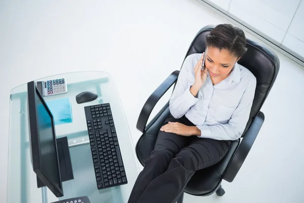 Mujer de negocios bastante joven haciendo una llamada telefónica —  Fotos de Stock