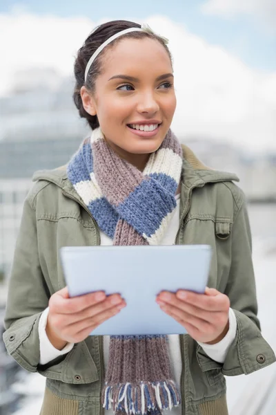 Mujer feliz usando tableta — Foto de Stock