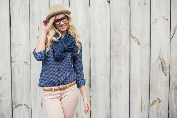 Sonriente modelo de moda posando — Foto de Stock