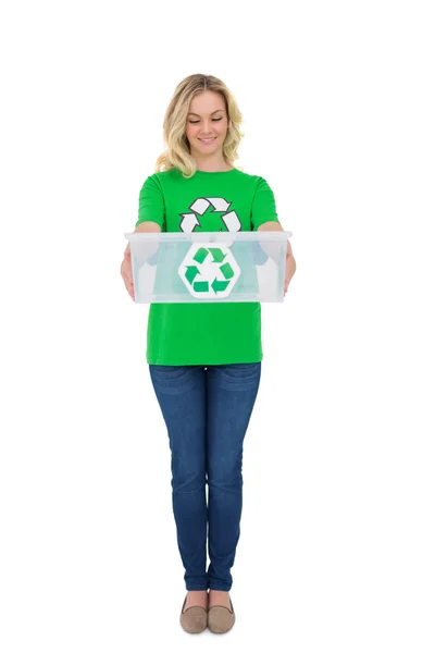 面带笑容可爱环保主义者，捧着回收的盒子 — 图库照片