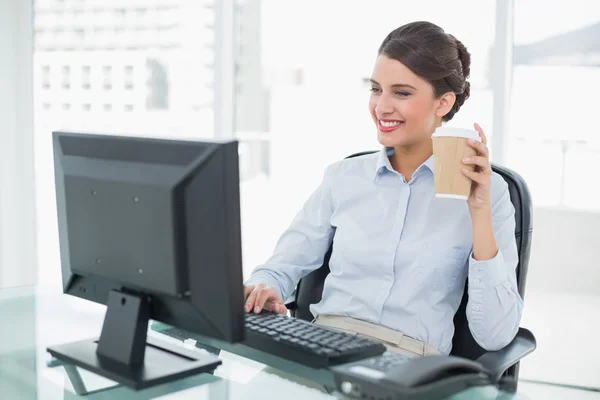 Glimlachende zakenvrouw houden een kopje koffie — Stockfoto