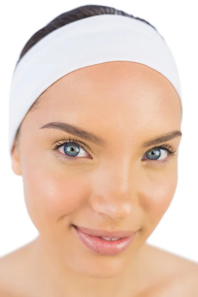 Close-up vista de mulher atraente vestindo uma faixa de cabeça e olhando para a câmera — Fotografia de Stock