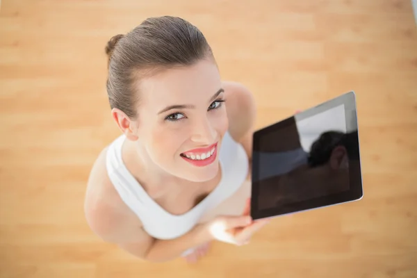 Modelo de ajuste encantado en ropa deportiva con una tableta pc —  Fotos de Stock