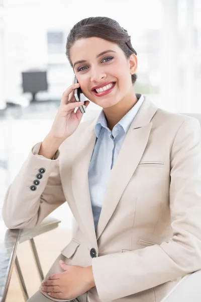 Affärskvinna ringer ett samtal — Stockfoto
