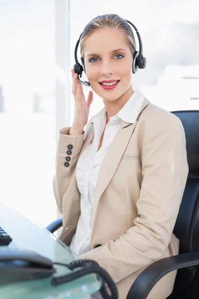 Friedlicher blonder Callcenter-Agent posiert — Stockfoto