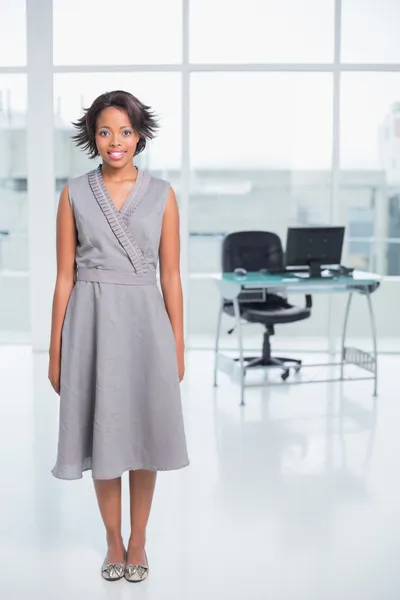 Усміхнена бізнес-леді стоячи в її офісі — стокове фото