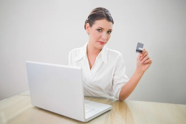 Geschäftsfrau kauft online mit Laptop ein — Stockfoto