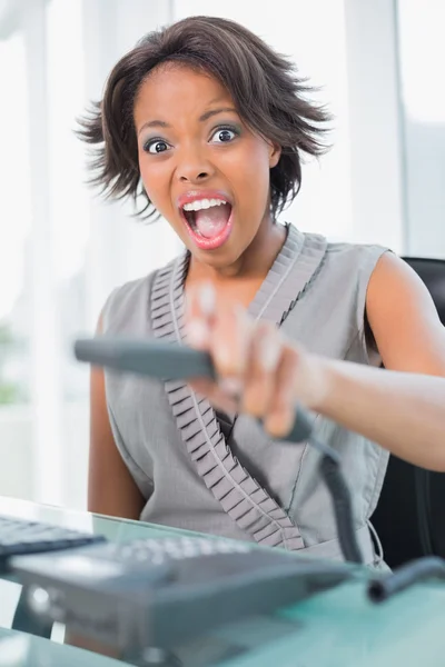 Crier femme d'affaires raccrocher le téléphone — Photo