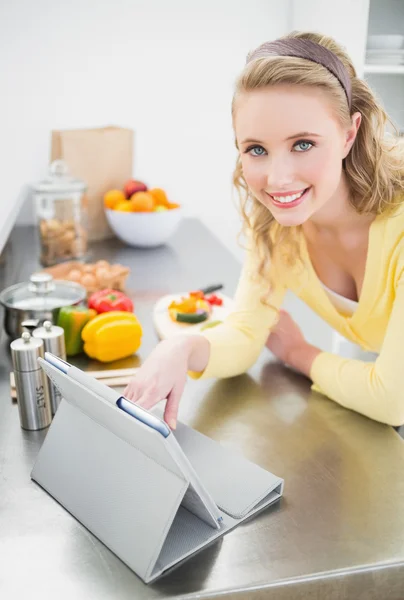 Vrolijke schattige blonde met behulp van Tablet PC — Stockfoto