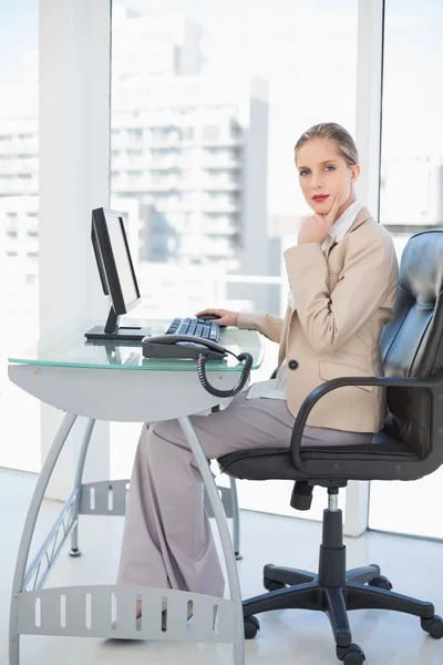 Pensativo rubia mujer de negocios posando —  Fotos de Stock