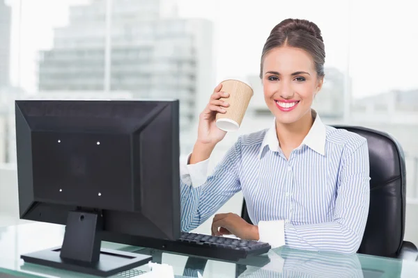 Brunette businesswoman holding disposable cup — Stock Photo, Image