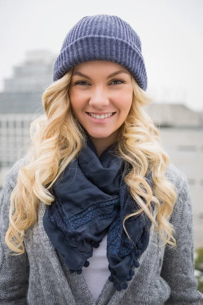 Cheerful pretty blonde posing outdoors — Stock Photo, Image